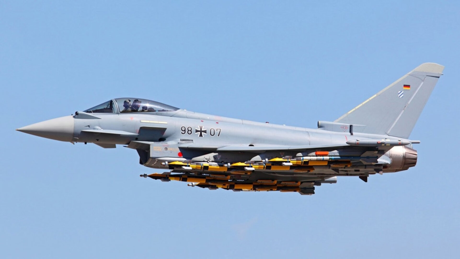 热刺利用中场厚度组织有效反击，热刺中场球员