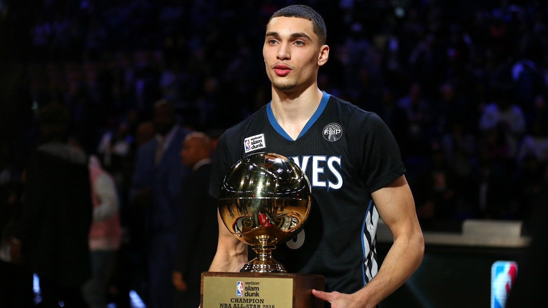 中国马拉松系列赛珠海情侣路站 海风拂面夜跑CP组合成为赛道风景线